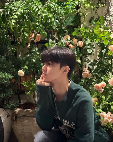 🌸🌳💐🏵️ #Q #THEBOYZ #더보이즈 Changmin The Boyz, Futurisme Retro, Asian Haircut, Chang Min, Like Animals, The Boyz, Instagram Update, Boyfriend Material, Shinee