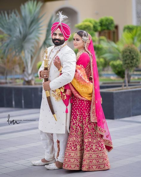 Kapal Photo Wedding, Wedding Closeup, Rajput Wedding, Haldi Poses For Bride, Haldi Photoshoot, Marriage Poses, Haldi Ceremony Outfit, Indian Bride Poses, Muslim Wedding Photography