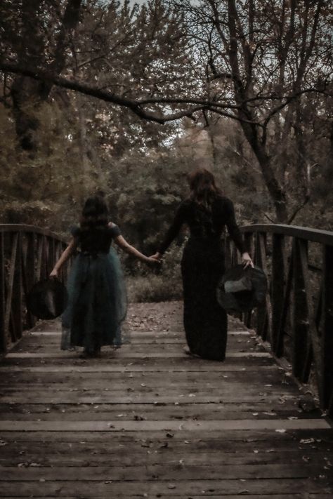 Witchy Family Photos, Steampunk Photoshoot, Fall Photoshoot Family, Spooky Pictures, Newton Photo, Scary Photos, Cute Family Photos, Photographs And Memories, Halloween Photography