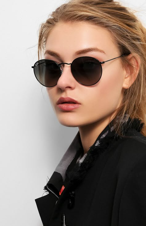 Futuristic Sunglasses, Ray Ban Sunglasses Women, Glasses Trends, Ray Ban Women, High Fashion Accessories, Trendy Glasses, Fashion Eye Glasses, Aviator Sunglasses Mens, Wearing Sunglasses