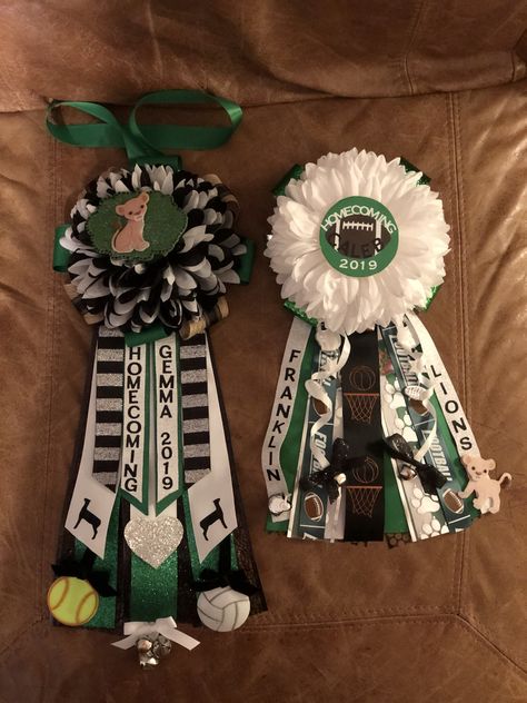 Homecoming mum small Homecoming Jeans Ideas, Graduation Leis Diy Ribbons, Unique Homecoming Mums, Senior Crown Ideas, Graduation Leis Diy, Texas Homecoming Mums, Football Mums, Homecoming Spirit, Homecoming Garter