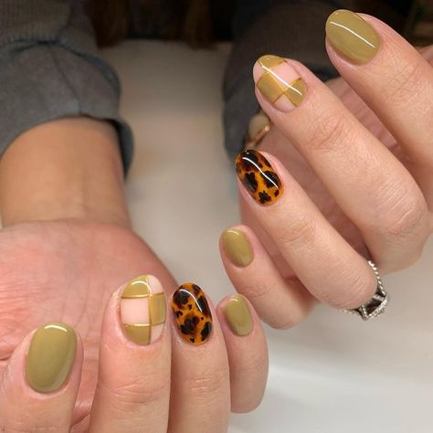 Gel Manicure With Design, Tortoise Shell Nail Art, Tortoise Nail Art, Tortoise Accent Nail, Abstract Tortoise Nails, Tortoise Nails, Tortoise Shell Nails, Acrylic Nails Tortoise Shell, Autumn Nails Tortoise Shell