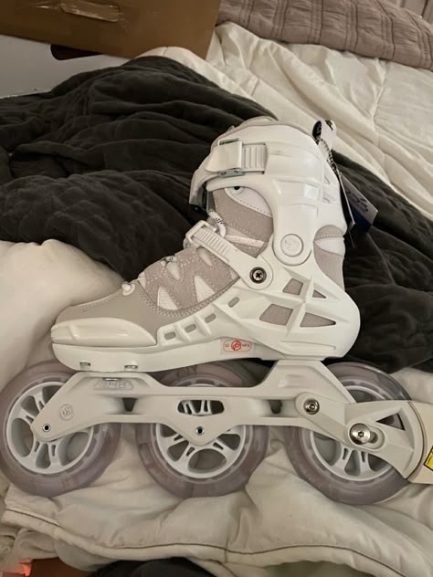 Skaters Aesthetic, Roller Blading, Roller Workout, Skate Aesthetic, Ice Skating Outfit, Skate 3, Skating Aesthetic, Roller Skate Shoes, Mha Oc