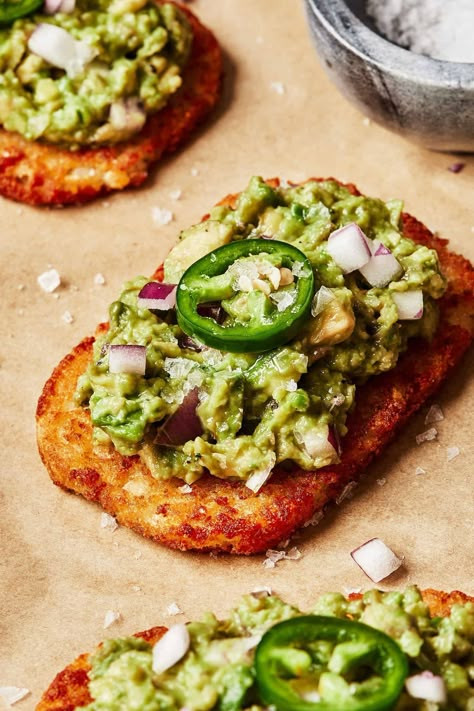 Spicy Smashed Avocado Hash Brown Toasts Avocado Toast Dinner, Meals To Make With Avocado, Avocado Toast On Hashbrown, Healthy Dinner With Avocado, Smashed Avocado Recipe, Lunch Recipes With Avocado, Hash Brown Avocado Toast, Hashbrown Avocado Toast, Hash Brown Breakfast Ideas