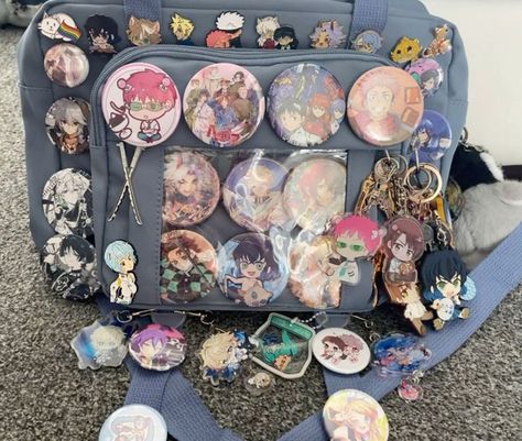 Ita Bag Aesthetic, Ita Bag Ideas, Ita Bags, Pin Bag, Anime Bag, Baggy Dresses, Decorated Bags, Bag For School, Inside My Bag