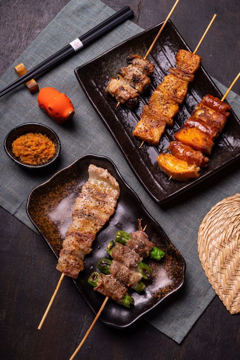 Yakitori Photography, Izakaya Aesthetic, Ramen Photoshoot, Bbq Plating, Sushi Plating, Japanese Plating, Yakitori Bar, Izakaya Food, Japanese Appetizer