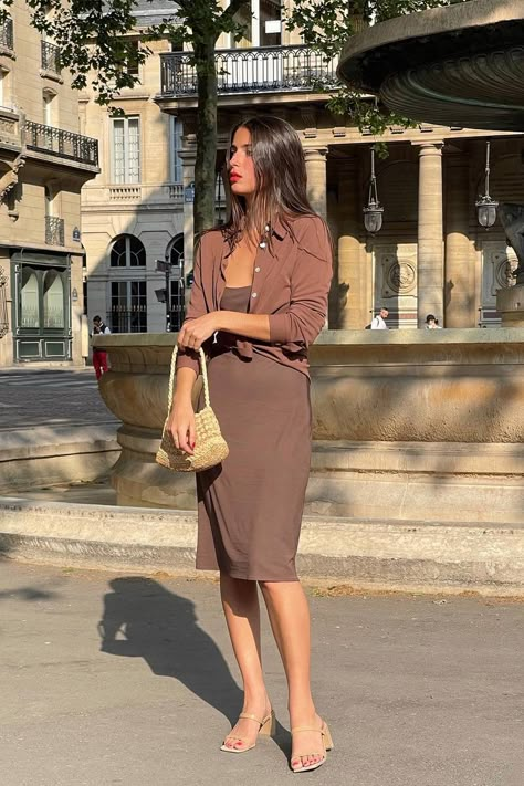 Paris Spring Outfit, Simple Spring Outfits, Chic Summer Dresses, Parisian Women, Classic Skirts, French Girl Style, Outfit Formulas, French Women, Girls Dresses Summer