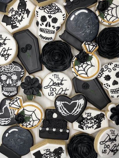 She Found Her Boo, Halloween Bridal Showers, Gothic Wedding Theme, Dark Wedding Theme, Halloween Themed Wedding, Party Cookies, Wedding Planning Ideas, Bridal Shower Cookies, Boda Mexicana