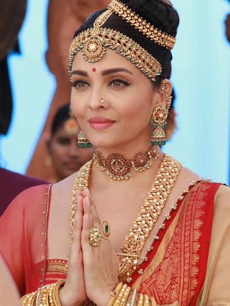 Nandini Ponniyin Selvan, Ponniyin Selvan Aishwarya, Ponniyin Selvan, Bollywood Theme, Gold Temple Jewellery, Bridal Jewels, Bridal Jewelry Vintage, Aishwarya Rai Bachchan, Vintage Bollywood