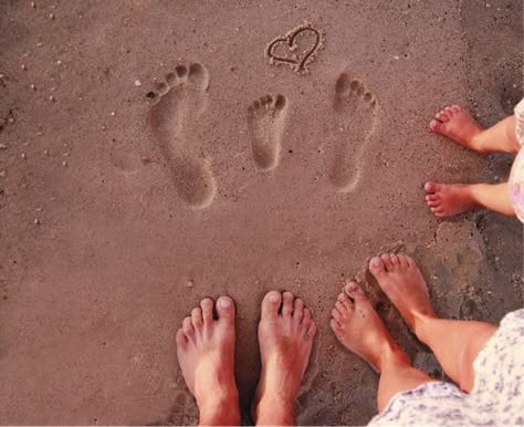 Photo Shoot Beach Family, Holiday Pics Family, Family Beach Selfie, Family Photo Shoot On Beach, Family On The Beach Photography, Beach Poses Family Of 3, Aquarium Family Pictures, Cute Family Beach Picture Ideas, Beach Inspo Pics Family