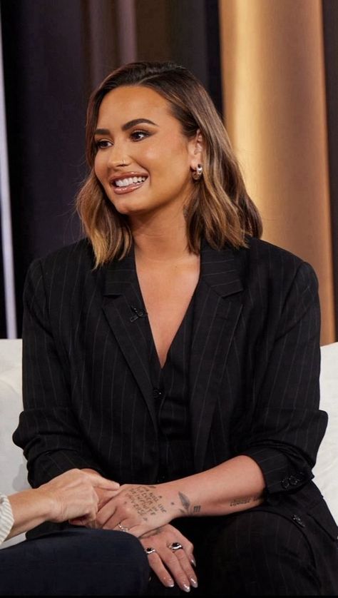 Demi Lovato Haircut, Demi Lovato Hair, Demi Lovato Body, Demi Lovato, Brunette Hair, Up Hairstyles, Role Models, Hair Inspo, Hair Color