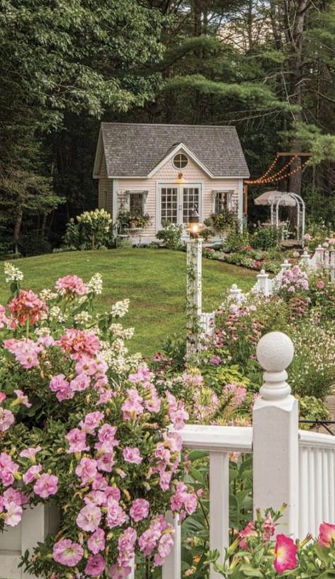 Maine Homes, Cute Cottages, Vintage Homes, Countryside Cottage, Little Cottages, Home Gardens, Southern Garden, Cottage Vintage, Cottage Inspiration