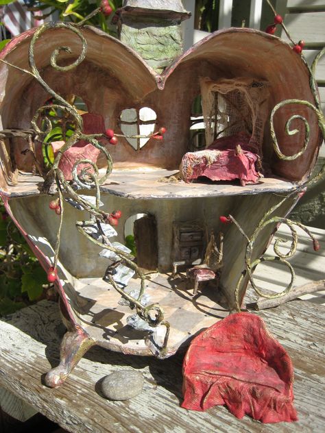 Tree Stump House, Stump House, House Tree, Paper Mache Sculpture, Paper Mache Art, Fairy Garden Diy, Tree Stump, Paper Houses, Fairy Land