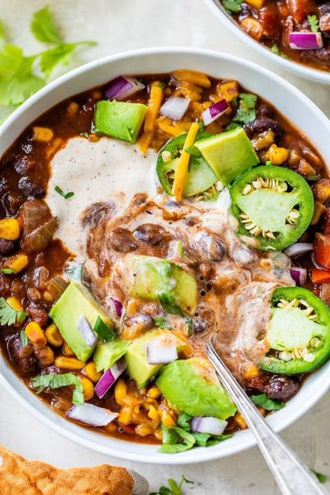 This Easy Black Bean Vegetarian Chili topped with Spiced Yogurt takes about 20 minutes to cook but tastes like it simmered for hours. #blackbeans #chili #vegetarian #vegetarianchili #beans #healthyrecipes Black Bean Vegetarian Chili, Black Bean Chili Vegetarian, Easy Vegetarian Chili, Chili Vegetarian, Vegetarian Chili Easy, Chili Vegan, Black Bean Chili, Bean Chili, Skinnytaste Recipes