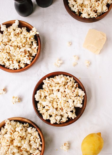 Lemon, Parmesan & Black Pepper Popcorn - Cookie and Kate Parmesan Popcorn, Inexpensive Snacks, Popcorn Ideas, Popcorn Flavors, Stovetop Popcorn, Popcorn Recipe, Popcorn Snacks, Popcorn Party, Gourmet Snacks