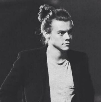 Harry Styles Man Bun, Anne Cox, Harry Styles Long Hair, Harry Styles 2015, Man Bun Hairstyles, Baby Photoshoot Boy, Harry Styles Imagines, Harry Styles Wallpaper, Man Bun