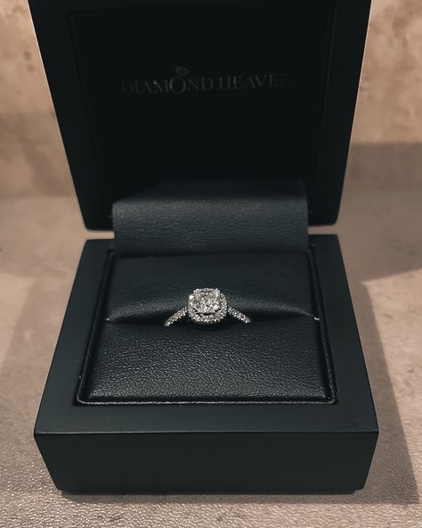 Diamond Ring For Girl, Cushion Halo Ring, خواتم خطوبة, Minimalist Diamond Rings, Expensive Rings, Luxury Engagement Rings, Cushion Halo, Cute Engagement Rings, Expensive Jewelry Luxury