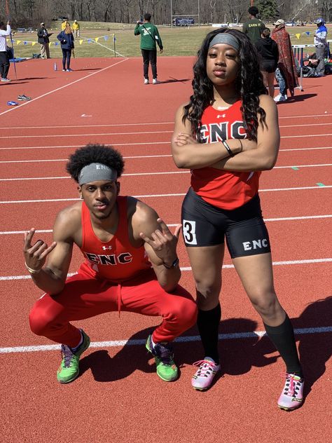 Track Duo Pictures, Track Girl Aesthetic Black, Track Pictures Friends, Track Couple Pictures, Track Couple Goals, Track Relationship, Track Couples, Athlete Couples, Athletic Couples