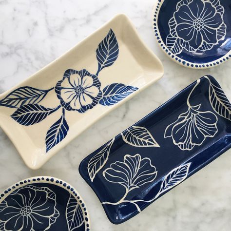 Ceramic Tray Painting Ideas, Tray Painting Ideas, Hand Painted Trays, Vanity Tray Bathroom, Tray Painting, Ceramic Trays, Ceramics Painting, Blue And White Floral Pattern, Small Appetizers