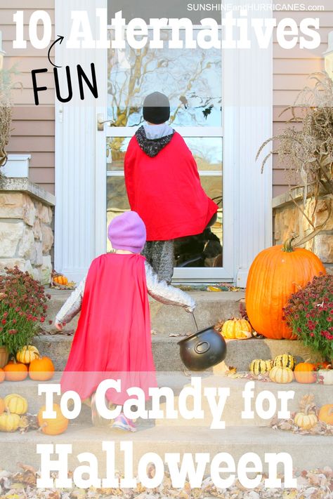 Looking for a treat for Halloween that is healthy, but won't make kids feel like they got tricked? Here are 10 alternatives to candy for Halloween that are guaranteed to be as big a hit as candy and still affordable too! Halloween Eats, Glo Girl, Monster Activities, Healthy Halloween Treats, Halloween Treats For Kids, Fun Halloween Food, Seasonal Activities, Parenting Resources, Costumes Kids