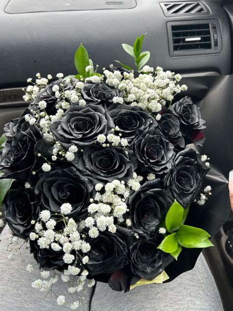 Black Prom Bouquet Ideas, Black Prom Bouquet, Black Rose Bouquet Wedding, Wedding Bouquets Black And White, Black And White Flowers Bouquet, Black Wedding Flowers Bouquet, Black And White Roses Bouquet, Black And White Quince, Black Bouquet Flowers