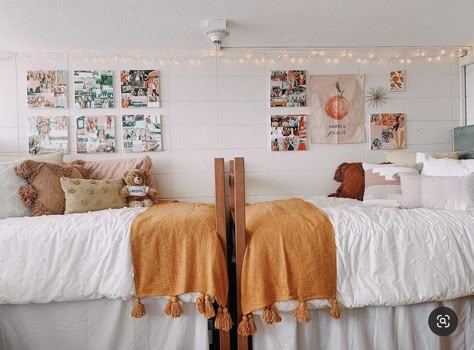 Aesthetic Bedroom Wallpaper, Dorm Room Minimalist, Diy Dorm Room Decor, Room Ideas Luxury, Dorm Room Storage Ideas, Thrifting Home, Minimalist Dorm Room, Cute Dorm Room Ideas, White Dorm Room