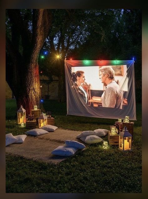 Open Air Kino, Backyard Movie Theaters, Outdoor Movie Screen, Open Air Cinema, Backyard Movie Nights, Retreat Ideas, Outdoor Cinema, Backyard Movie, Summer Party Decorations