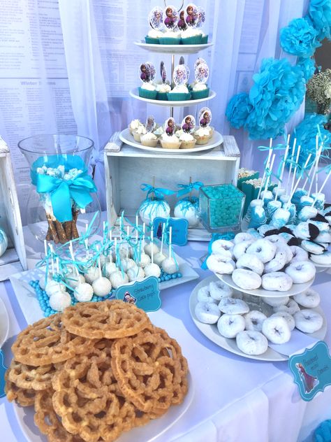 Frozen Theme Party Table, Frozen Party Candy Table, Frozen Birthday Party Treat Table, Elsa Party Snacks, Frozen Sweet Table Ideas, Frozen Cake Table Ideas, Frozen Disney Desserts, Frozen Dessert Table Ideas, Frozen Sweets Table Ideas