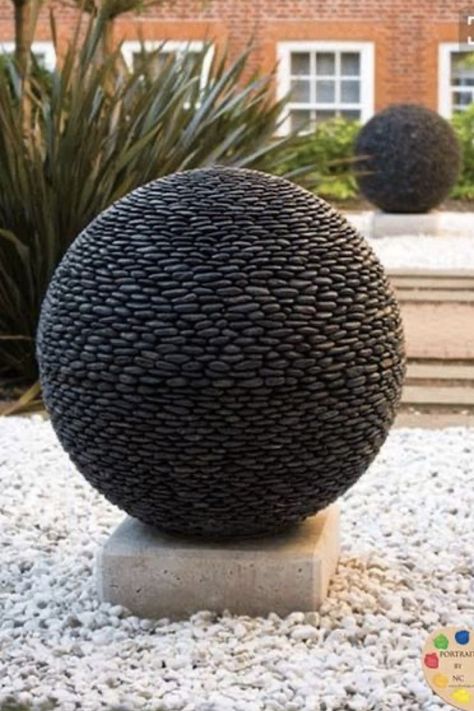 Déco extérieure en béton à faire soi-même Garden Spheres, Garden Balls, Concrete Garden, Garden Art Sculptures, Garden Structures, Garden Stones, Garden Crafts, Garden Ornaments, Front Garden