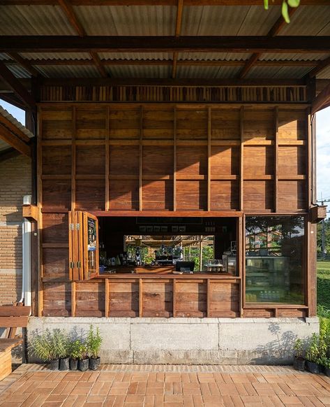 yangnar studio's rice barn-like cafe sits amid paddies in chiang mai Bamboo Coffee Shop, Cafe Architecture Design, Cafe Stall, Tropical Malady, Jungle Cafe, Barn Cafe, Bamboo Roof, Wood Cafe, Paddy Field