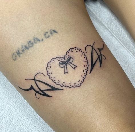 Doily Tattoo, Dainty Tattoo Designs, Heart Tattoos With Names, Tattoo Designs Drawings, Dainty Tattoo, Names Tattoos For Men, Cursive Tattoos, Tattoos With Kids Names, Bow Tattoo