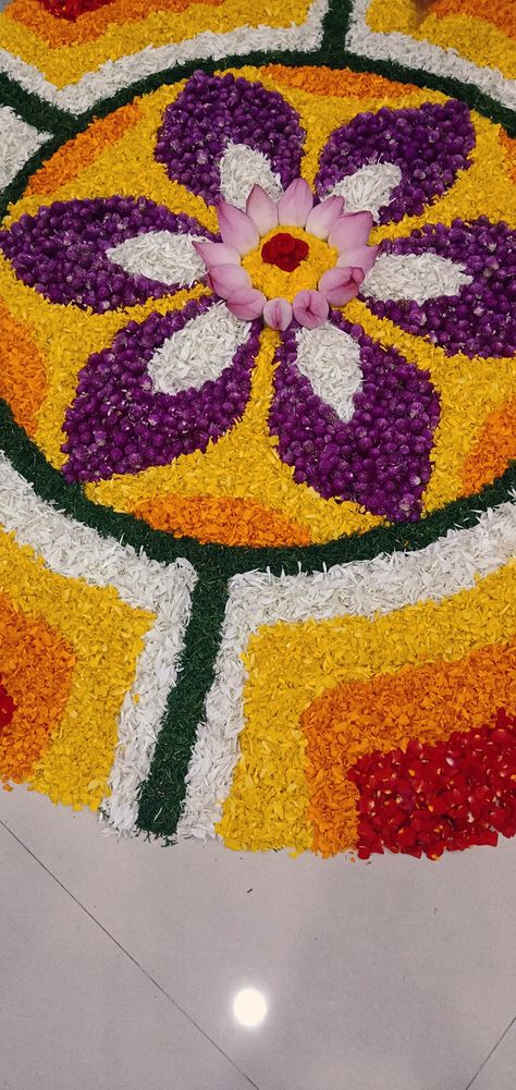 Onam Rangoli, Rangoli Flower, Pookalam Design, Simple Flower Rangoli, Diwali Craft, Rangoli Designs Flower, Rangoli Designs Diwali, Flower Rangoli, Adidas Shoes Women