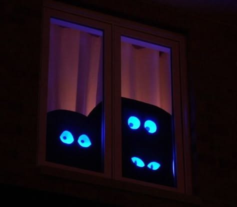 Creepy light up eyes that FOLLOW trick-or-treaters as they walk by a house. So cool - never knew how they did it! UNTIL NOW. Halloween Window Decor, Halloween Window Display, Diy Halloween Home Decor, Monster Christmas, Mansion Party, Cheap Halloween Diy, Halloween Window Decorations, Spooky Eyes, Casa Halloween