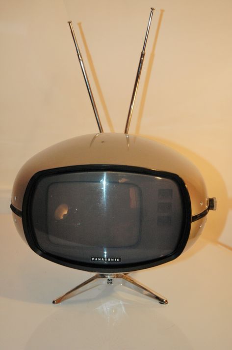 Space Age Furniture, Strange Design, Retro Americana, Atomic Space Age, Space Age Design, Future Room, Retro Gadgets, Atomic Age, Vintage Tv