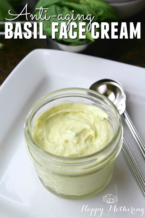 Have you wanted to learn to make your own face cream? This homemade anti-aging basil face cream is easy to make and so great for making your skin glow! Diy Face Cream, Anti Aging Homemade, Skin Cream Anti Aging, Homemade Face Cream, Face Scrub Homemade, Baking Soda Shampoo, Natural Anti Aging, Makeup Tricks, Anti Aging Beauty