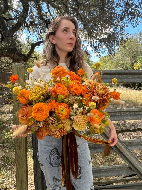 Beige Bridal Bouquet, Wedding Floral Bouquet, Marigold Wedding, Ranunculus Wedding, Orange Bridal Bouquet, Orange Ranunculus, Floral Bouquets Wedding, Red Bouquet Wedding, Fall Florals