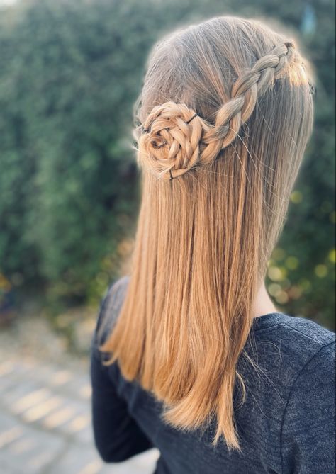 #hairstyles #flowerbun #eleganthairstyles #virágfonat #hajfonat #dutchbraids #promhairstyle Flower Bun, Dutch Braid, Elegant Hairstyles, Half Up, Prom Hair, Lany, Hairstyles, Hair Styles