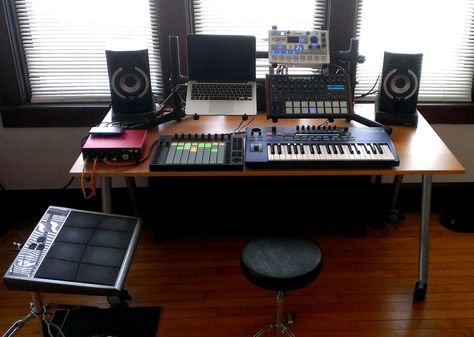 La oficina de trabajo. Cool Music Studio, Home Recording Studio Setup Ideas, Home Music Studio Ideas, Studio Music Room, Music Studio Design, Dj Studio, Beat Making, Home Recording Studio Setup, Recording Studio Setup