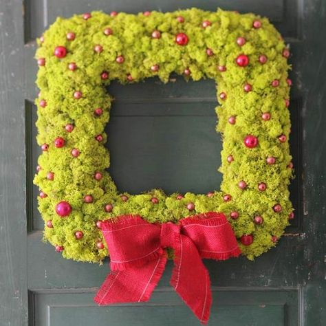 Magnificent Moss Door For Christmas, Square Wreath, Moss Wreath, Christmas Wreaths To Make, Holiday Door, Deco Floral, Wreath Ideas, Christmas Wreaths Diy, Wreath Crafts