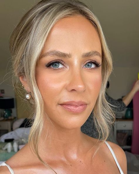 Dewy Makeup Bridesmaid, Dewy Wedding Makeup Blue Eyes, Barely There Makeup Wedding, Natural Bright Wedding Makeup, Natural Glory Wedding Makeup, Natural Wedding Eyeshadow, Simple Glowy Bridal Makeup, Bridal Natural Makeup Blue Eyes, Bridal Makeup No Eyeshadow