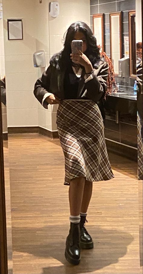 Autumn Outfits Brown Skirt, Checkered Maxi Skirt Outfit, Knee Length Skirt Outfit Aesthetic, Brown Midi Skirt Outfit, Tweed Mini Skirt Outfit, Brown Plaid Skirt Outfit, Midi Skirt Outfit Aesthetic, Knee Length Skirts Outfits, Checkered Skirt Outfit