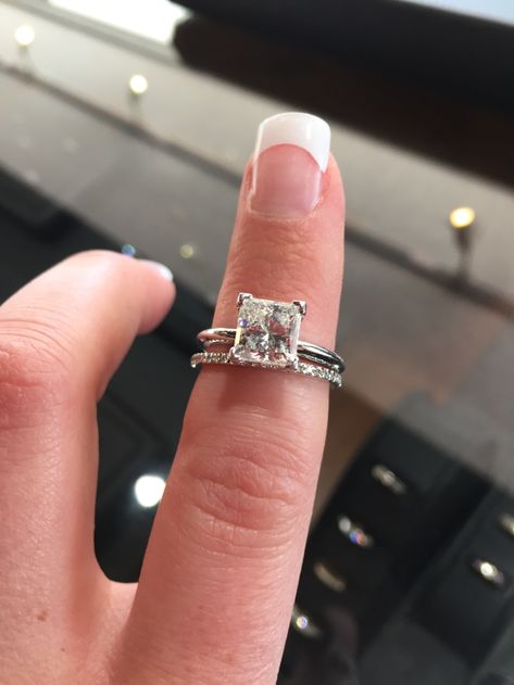 Solitaire Princess Cut, Princess Cut Solitaire Ring, Gold Band Engagement Rings, Types Of Wedding Rings, Most Beautiful Engagement Rings, Princess Cut Ring, Wedding Rings Princess Cut, Timeless Engagement Ring, Wedding Band Styles