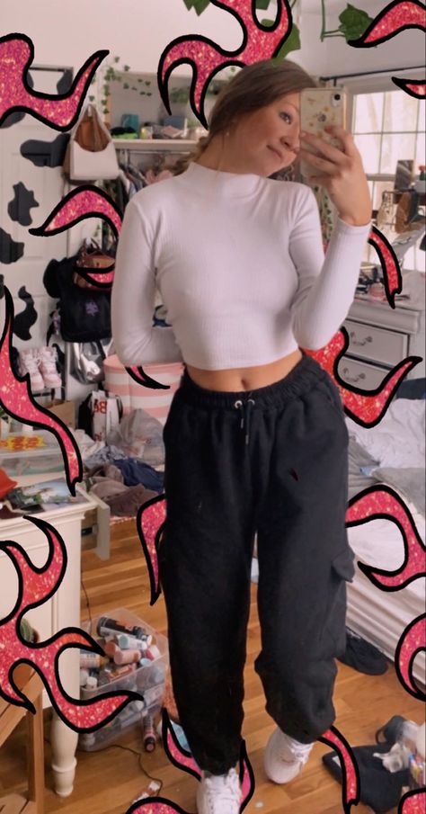 Mirror selfie outfit sweatpants turtle neck Sweatpants And Turtleneck Outfit, Chill Comfy Outfit, Turtleneck And Sweatpants, Comfy Streetwear, Comfy Outfit, Chill Outfits, Comfy Outfits, Parachute Pants, Sweatpants