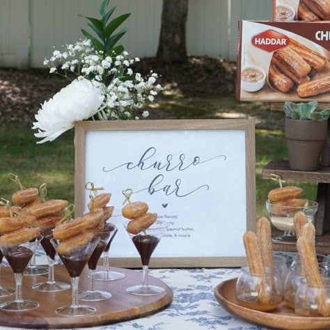 Churros Serving Ideas, Churro Bar Set Up, Churros For Party, Churro Station Bar Ideas, Churro Display Dessert Tables, Churros Dessert Table, Churro Bar Party, Churros Party Display, Churro Station Wedding