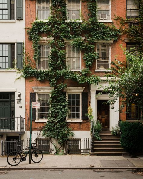 Brick house covered in ivy, in the West Village, Manhattan, New York City New York Houses, Brick Townhouse, Row Houses, Brick Townhouse Aesthetic, Brick City Aesthetic, Aesthetic Town House Exterior, New York City Houses Townhouse, Brooklyn Apartment Aesthetic Exterior, West Village Nyc Townhouse