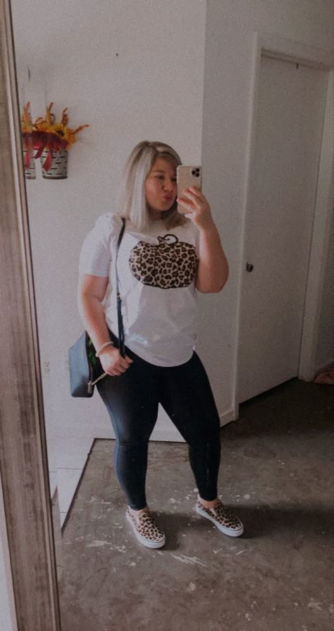 Casual Sporty Outfits Midsize, Plus Size Graphic Tee Outfit Ideas, Plus Size Vans Outfit, Plus Size Tshirt Outfits, Sporty Leggings Outfit, Leggings Outfit Plus Size, Plus Spring Outfits, Casual Plus Size Outfits, Casual Sporty Outfits