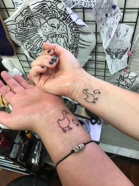 Pivot Tattoo Friends, Friends Tv Show Tattoo Ideas Matching, F•r•i•e•n•d•s Tattoos, Friends Series Tattoo Ideas, Friends Lobster Tattoo, F R I E N D S Tattoo, Friends Theme Tattoo, Friends Inspired Tattoo, Duck Matching Tattoos