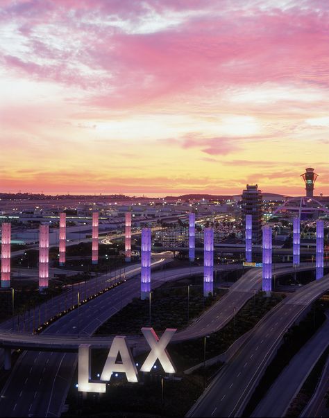 Op het vliegveld van Los Angeles start het boek. Eden die toekomt en wacht op haar koffers terwijl haar vader die ze al lang niet meer gezien heeft op haar staat te wachten. Maar ze wilt hem eigenlijk niet echt zien want ze is woedend op hem voor wat hij gedaan heeft. Airport Architecture, California Cities, La Aesthetic, Hollywood Dream, Los Angeles Airport, Genos Wallpaper, Usa Destinations, Travel California, Los Angeles Travel