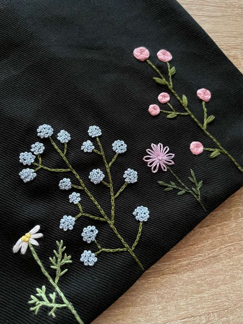 #embroideryart Hand Embroidery Patterns Free, Clothes Embroidery Diy, Simple Hand Embroidery Patterns, Diy Embroidery Designs, Hand Embroidery Patterns Flowers, Diy Embroidery Patterns, Hand Embroidery Tutorial, Handmade Embroidery Designs, Hand Work Embroidery