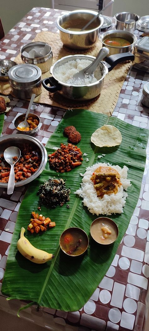 Indian Banana Leaf Food, South Indian Banana Leaf Meal, South Indian Food Snap, South East Asian Food, Tamil Nadu Aesthetic, Tamil Illustration, Banana Leaf Food, Tamil Nadu Food, South Indian Lunch